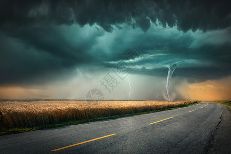 驾驶沥青路向危险的龙卷风暴行驶图片