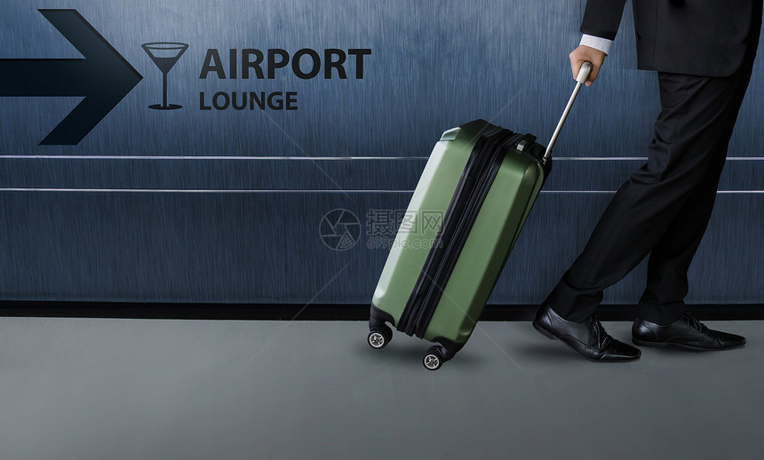 带行李的商人在机场出发航站楼内步行图片