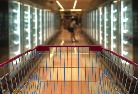 超市Aisle的购物车视图产品架上涂图片