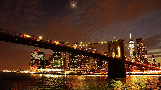 布鲁克林大桥和纽约天际线在晚上图片