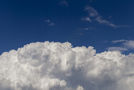 天空中的戏剧云图片