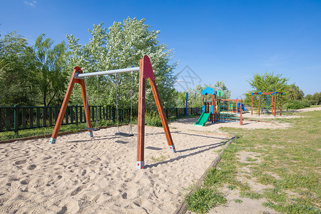 在西班牙马德里市Valdebebas公园露天游乐场的土沙地上摆图片