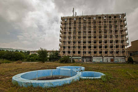 缺钱亚美尼亚Sevan度假镇的废弃旅馆亚美尼亚文中写着Se背景