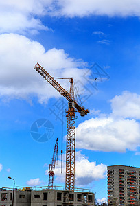 工业建筑起重机吊装反对蓝天图片