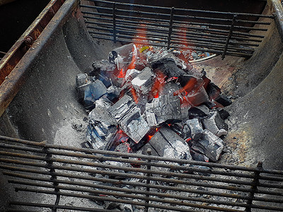 在壁炉烧木炭图片