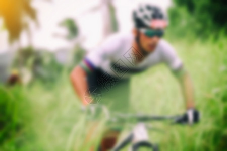 运动的模糊山地自行车骑自行车者骑单轨和骑自行车者在越野路上骑图片