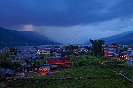 晚上在尼泊尔的Pokhara和图片