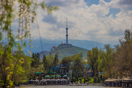 哈萨克斯坦阿拉木图市中心公园湖景和Ko图片