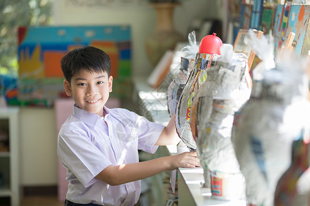 快乐的亚洲儿童在幼儿园展示他的手图片