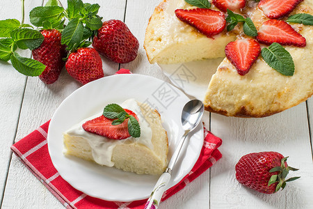干酪砂锅配椰子屑它用新鲜的草莓和薄荷装饰美味又健康的早餐配图片