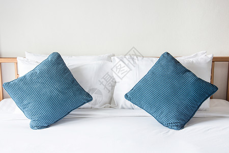 床上白枕头和蓝枕头图片