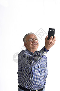 男人用白色的手机拍肖像图片
