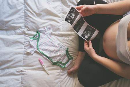 孕妇对婴儿进行超声波扫图片