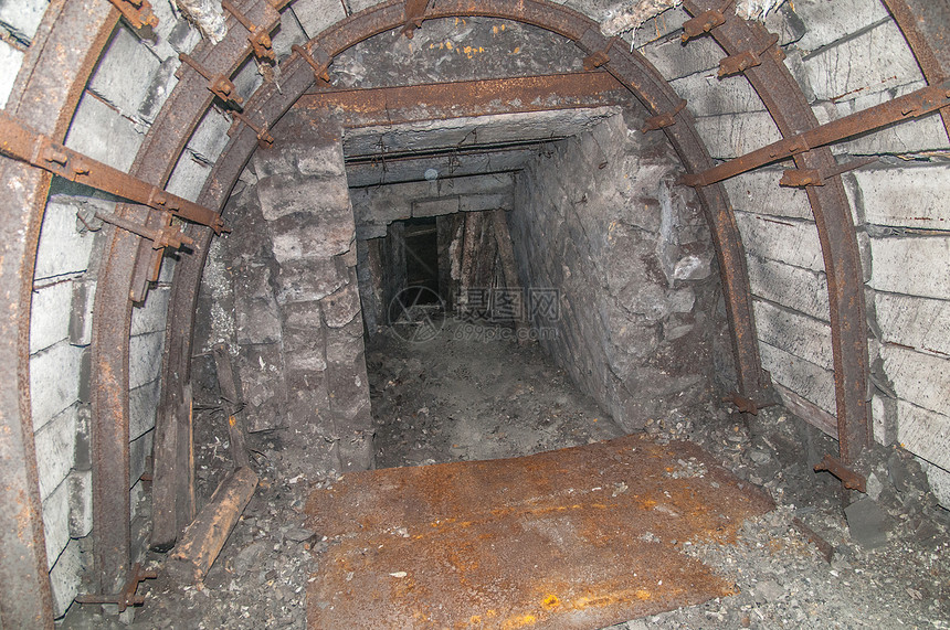 老废弃的煤矿隧道图片
