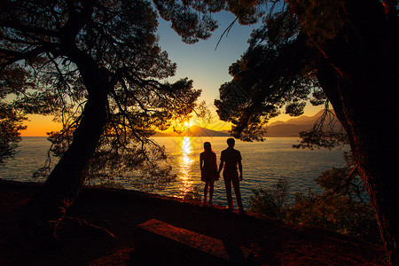 黑山海滩日落时的剪影图片
