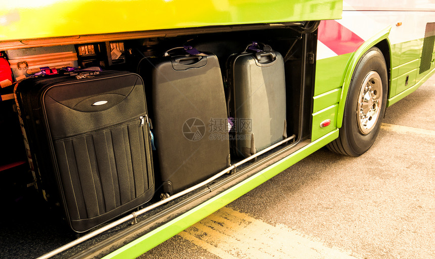 检查公共汽车上的行李或手提箱隔间许多沉重的行李装图片