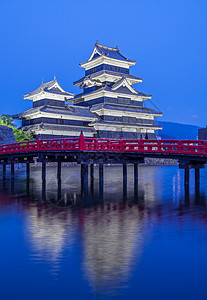 湖边的松本城堡日本最古图片