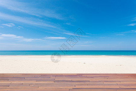 夏季海滩上的木地板图片