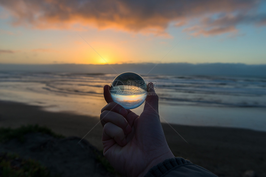 海边的夕阳在我手中的水晶球图片