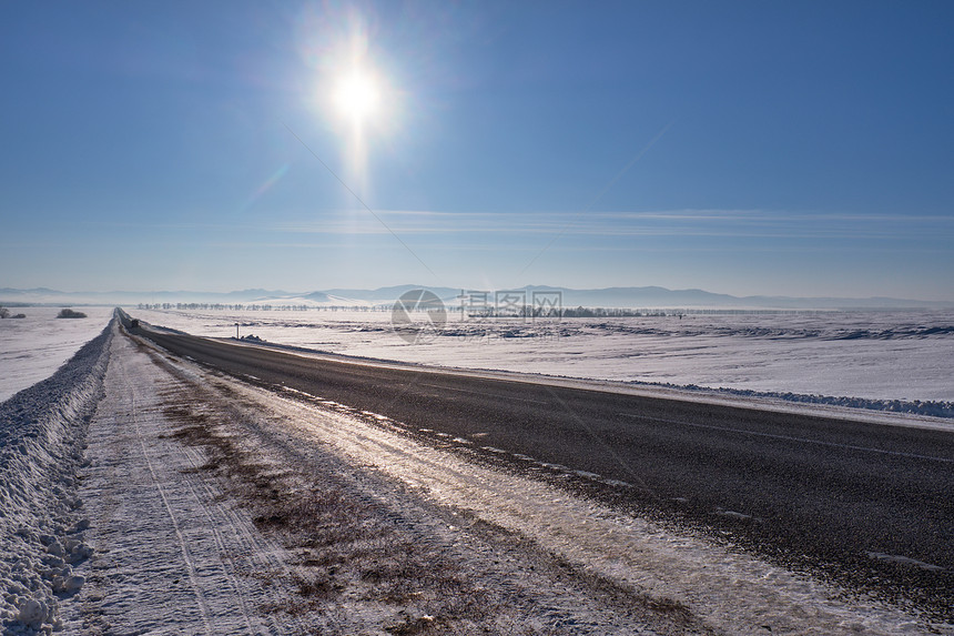 Altai西伯利亚Russi的冬季道路和图片