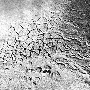 在奥曼沙漠中破碎的沙石黑图片