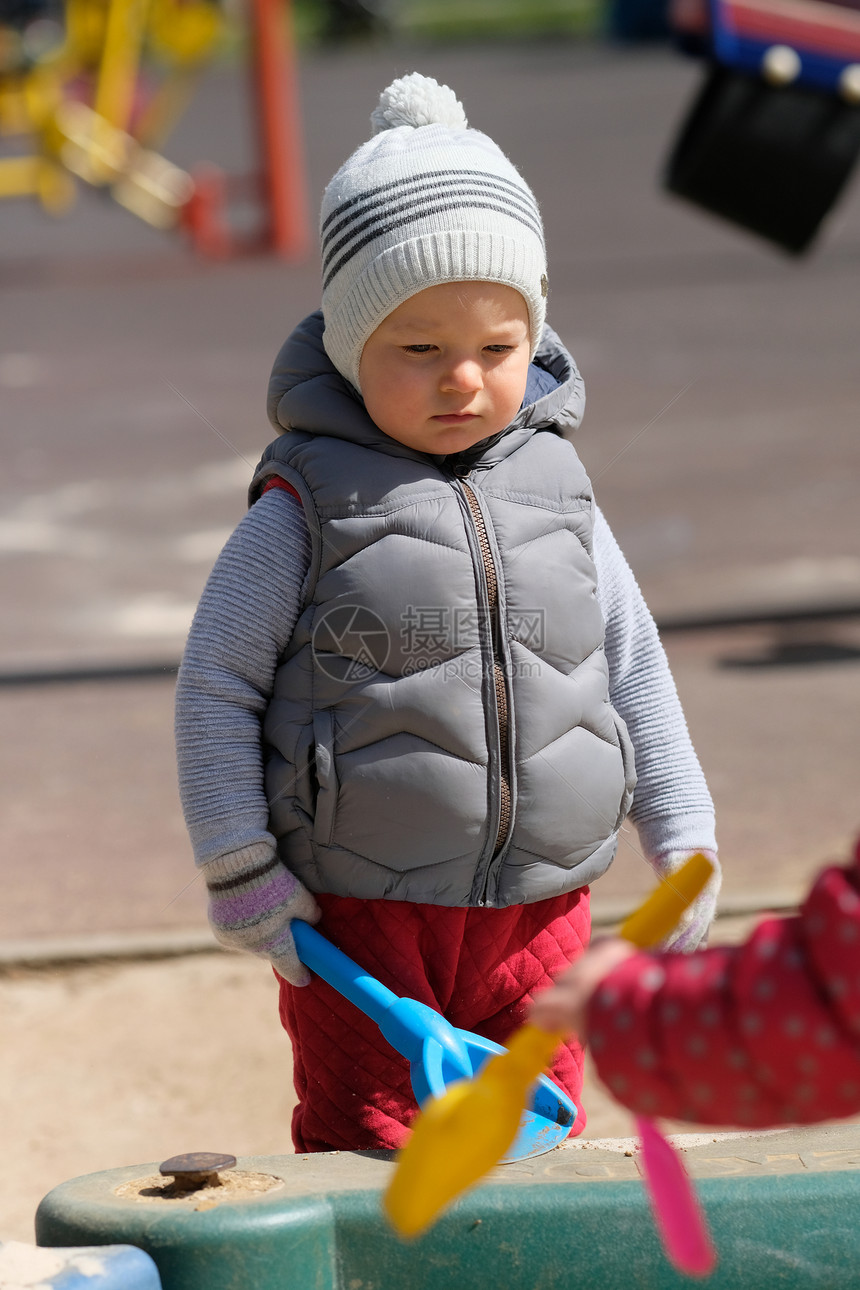 在户外穿着温暖背心夹克的幼儿肖像图片