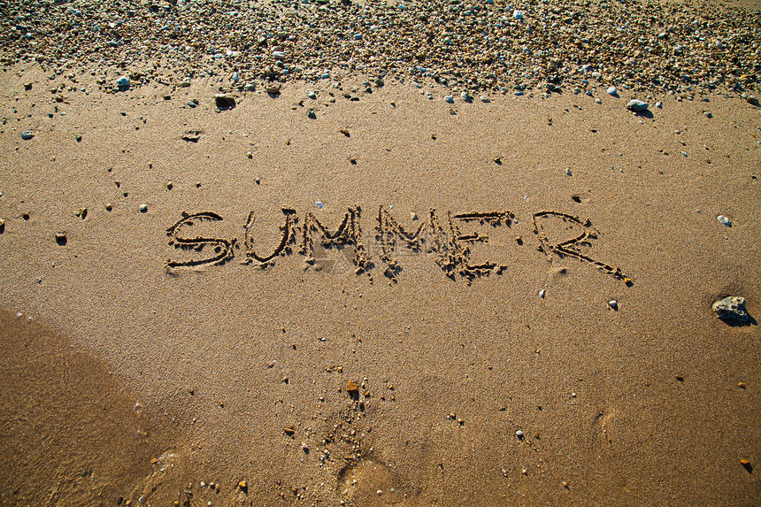 沙滩海浪在日落海洋夏天在沙滩上题字图片
