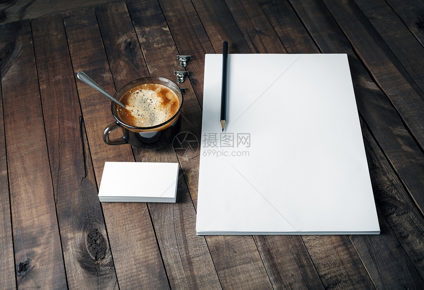 老式木桌背景上的空白品牌模板信笺名片咖啡杯和铅笔空白文具的照片响应式设计模板用于放置您图片