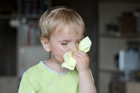 有病的托德勒男孩在餐巾纸上吹鼻涕保健和护理概图片