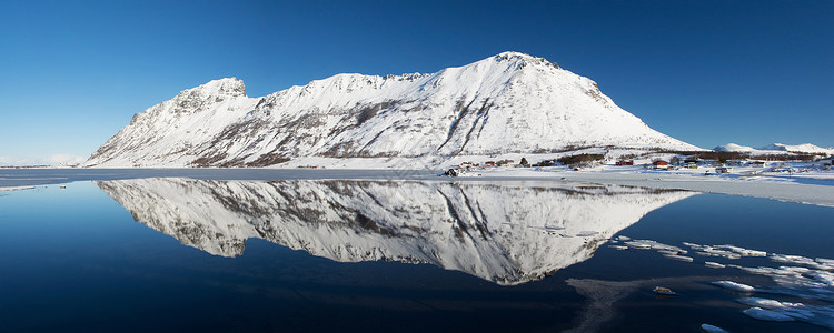 冬季在挪威洛福登湖的克努斯图片