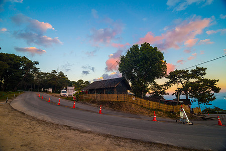 山上日落农村道路自然风景图片