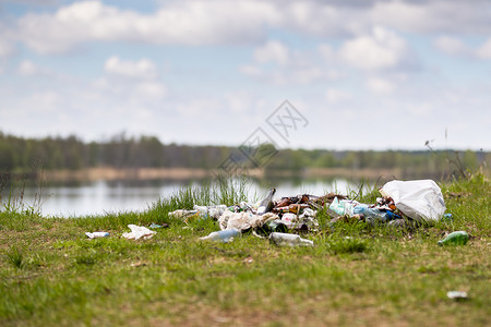 湖上的垃圾倾倒场图片
