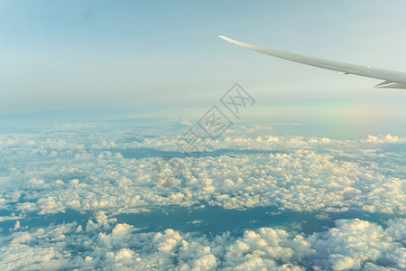 从飞机上看云层上方的天际线图片