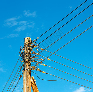 阿曼的木塔能源和电流线电缆图片