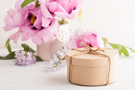 牡丹和丁香花节日礼物图片