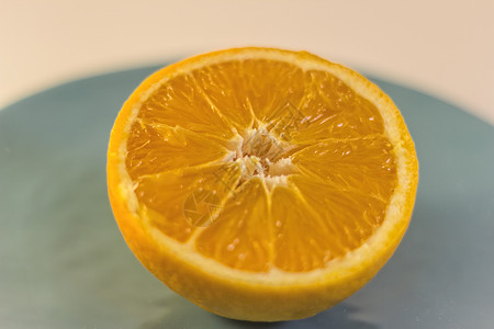 盘子里的半个橙子图片