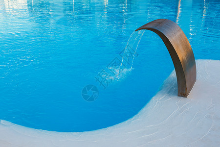 酒店大楼内游泳池的特写图片