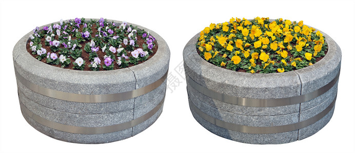 以桶的形式由灰花岗岩制成的两个大街花盆图片