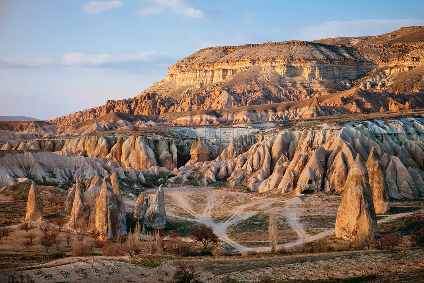 土耳其戈雷梅村红峡谷的Capapadocia风景日落时蓝天空多彩图片