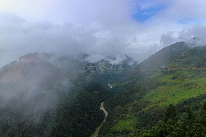 俯视不丹布姆昌的雾山和曼格德图片