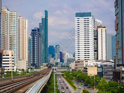 泰国曼谷现代建筑的天际火车列图片