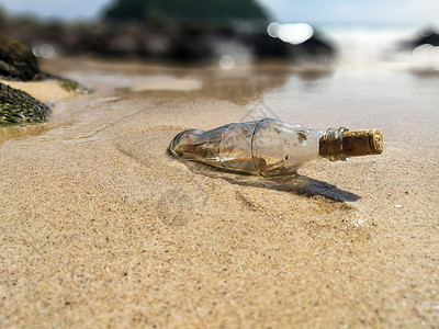 瓶子和海边的消息图片