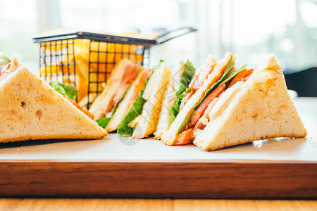 鸡三明治和蔬菜加薯条早餐图片