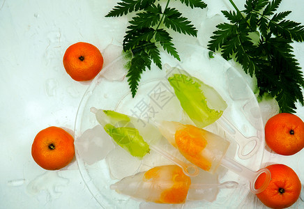 带水果橘子绿草脱毒的冰冻健康饮食健康营养图片