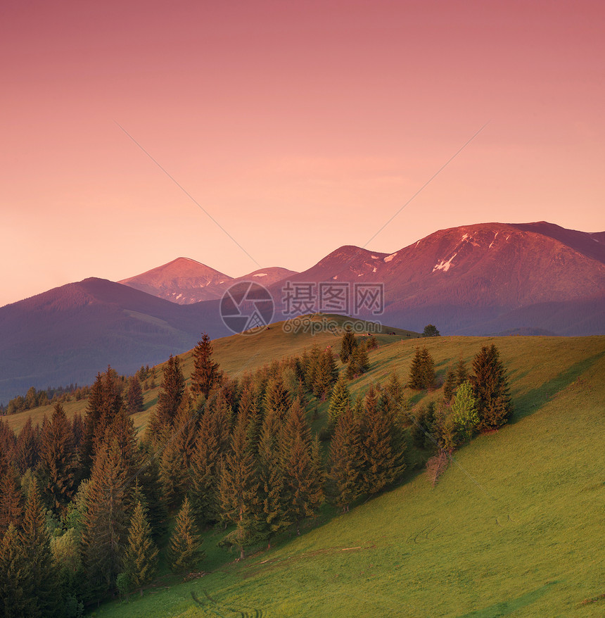 夏日美丽山谷中的粉红色日落图片
