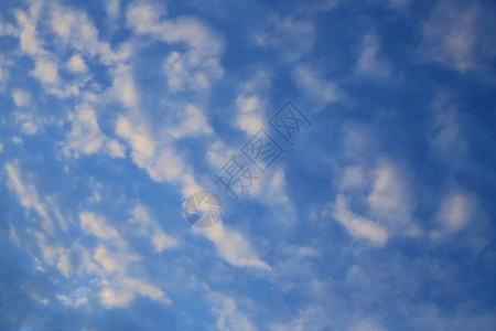 清蓝天空天气热带背景上的云彩上闪耀图片