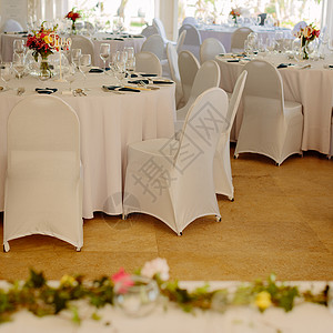 白晚宴准备举行婚礼白布的桌子和椅图片