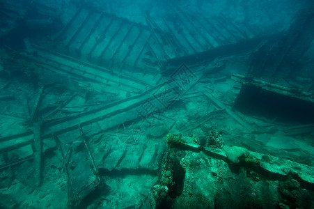蓝色海水底部的沉船残骸图片