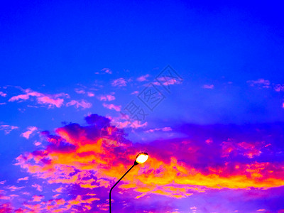 晚上的柱子灯和五颜六色的云图片