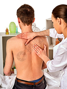 在spa沙龙为女提供肩颈按摩医生在康复中心做颈部治疗临床脱位方向加强关节在好背景图片